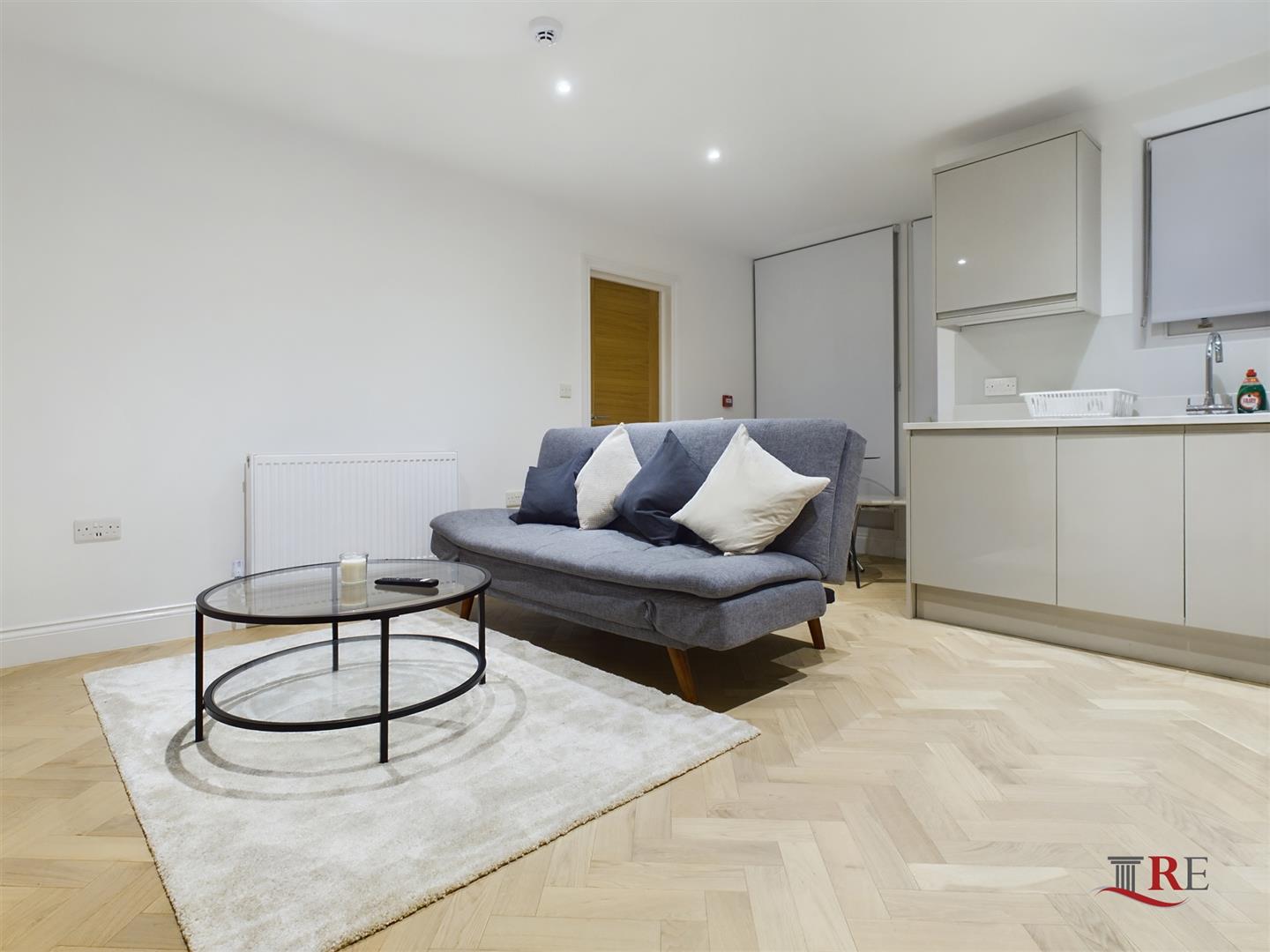 Flat Christchurch Avenue in Greater London