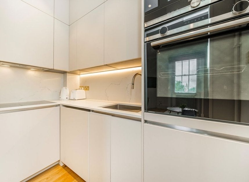 Flat Royal Crescent in Greater London