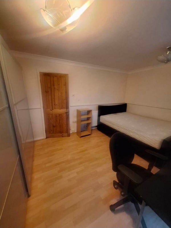 Flat Caledonian Road in Greater London