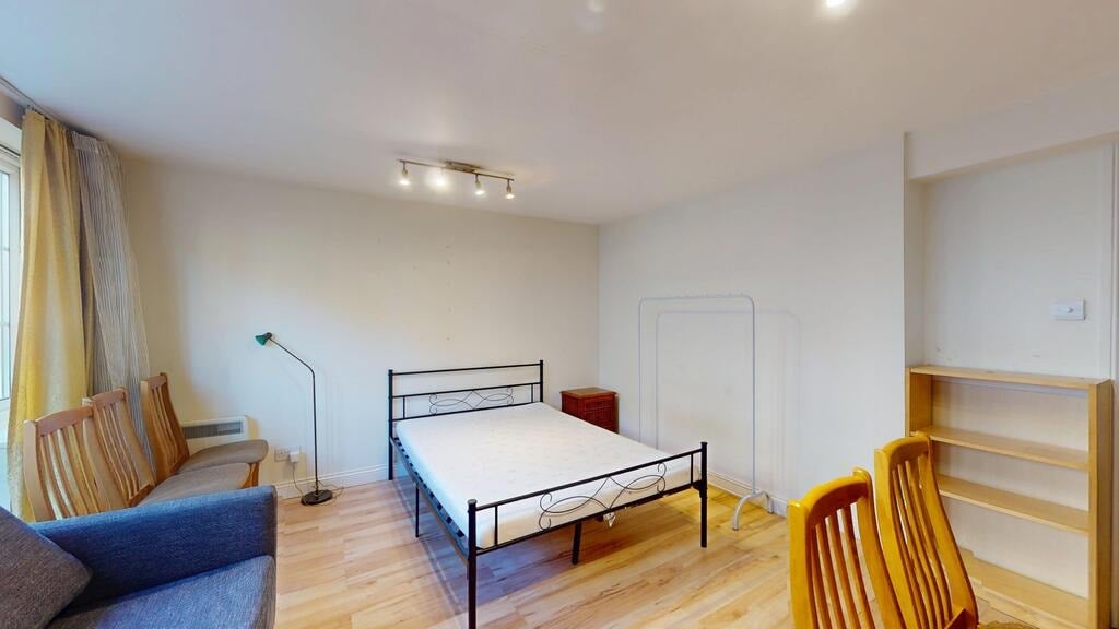 Flat Oswin Street in Greater London