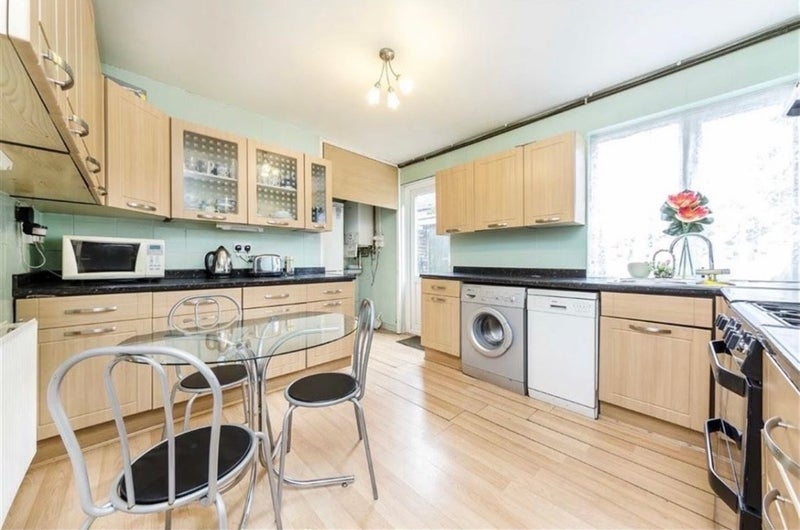 Room Burge Street in Greater London