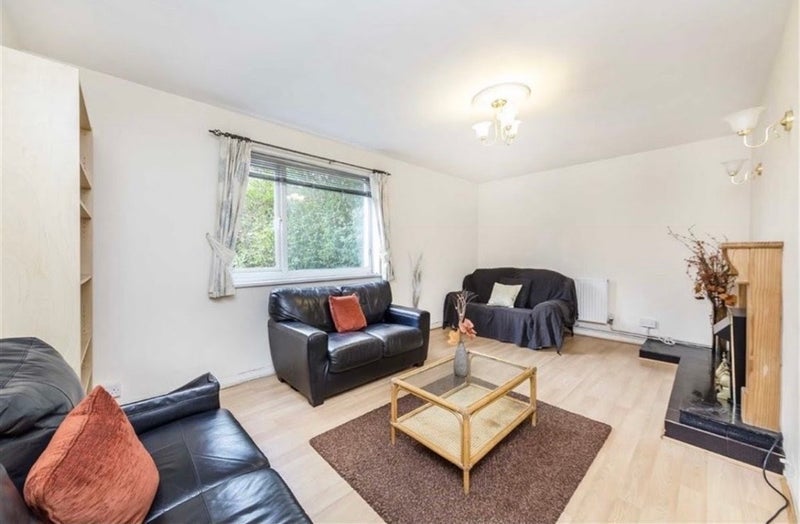 Room Burge Street in Greater London