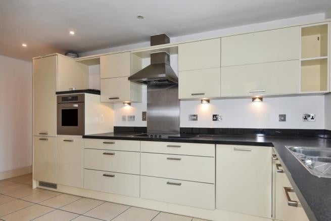Flat Rosemount Avenue in Woking