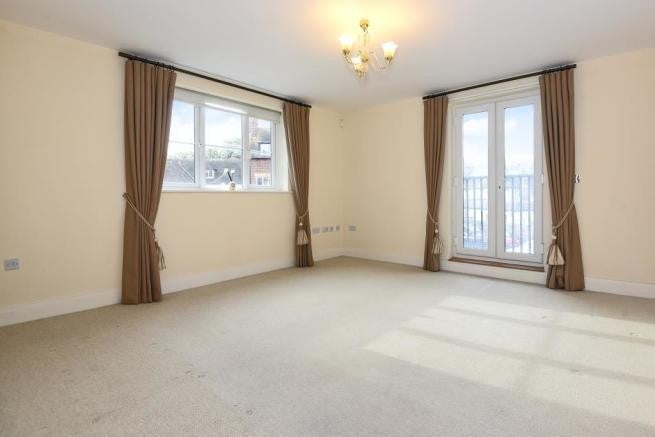 Flat Rosemount Avenue in Woking