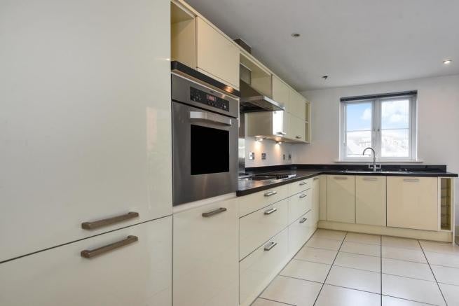 Flat Rosemount Avenue in Woking