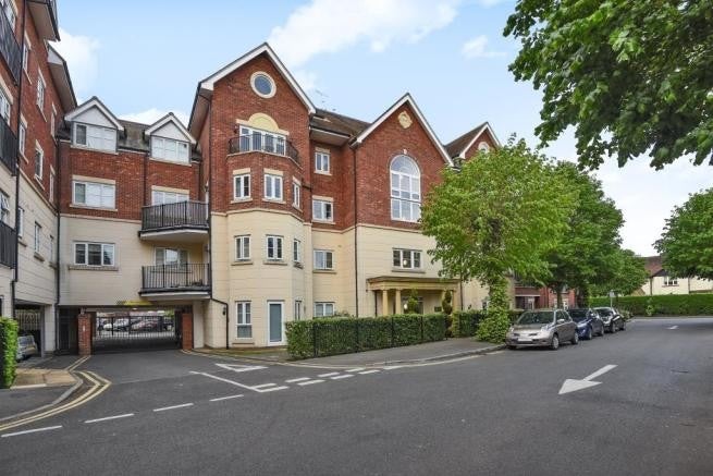 Flat Rosemount Avenue in Woking