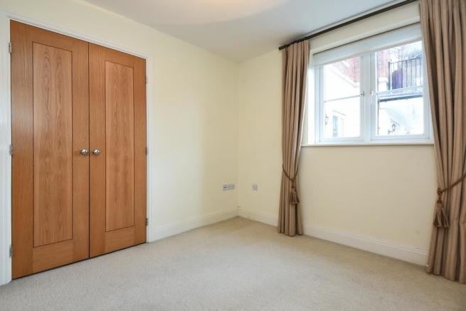 Flat Rosemount Avenue in Woking