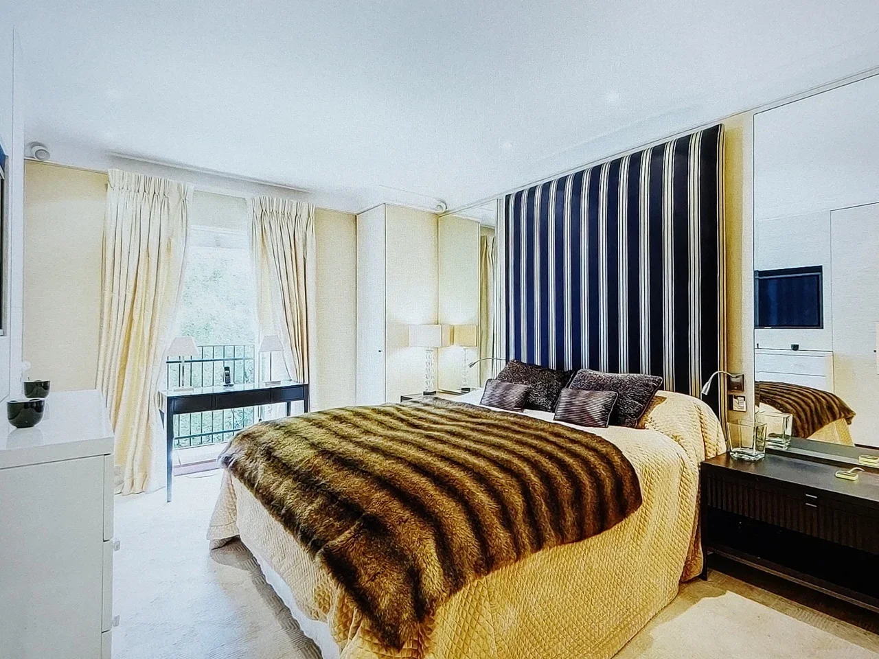 Flat Montague Street in Greater London