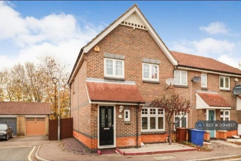 House Frances Avenue in South Ockendon