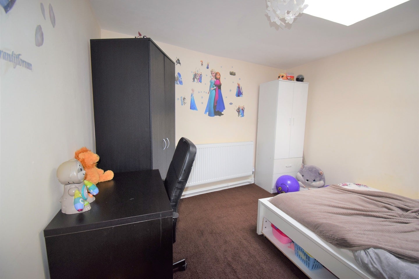 Flat Mayesbrook Road in Greater London