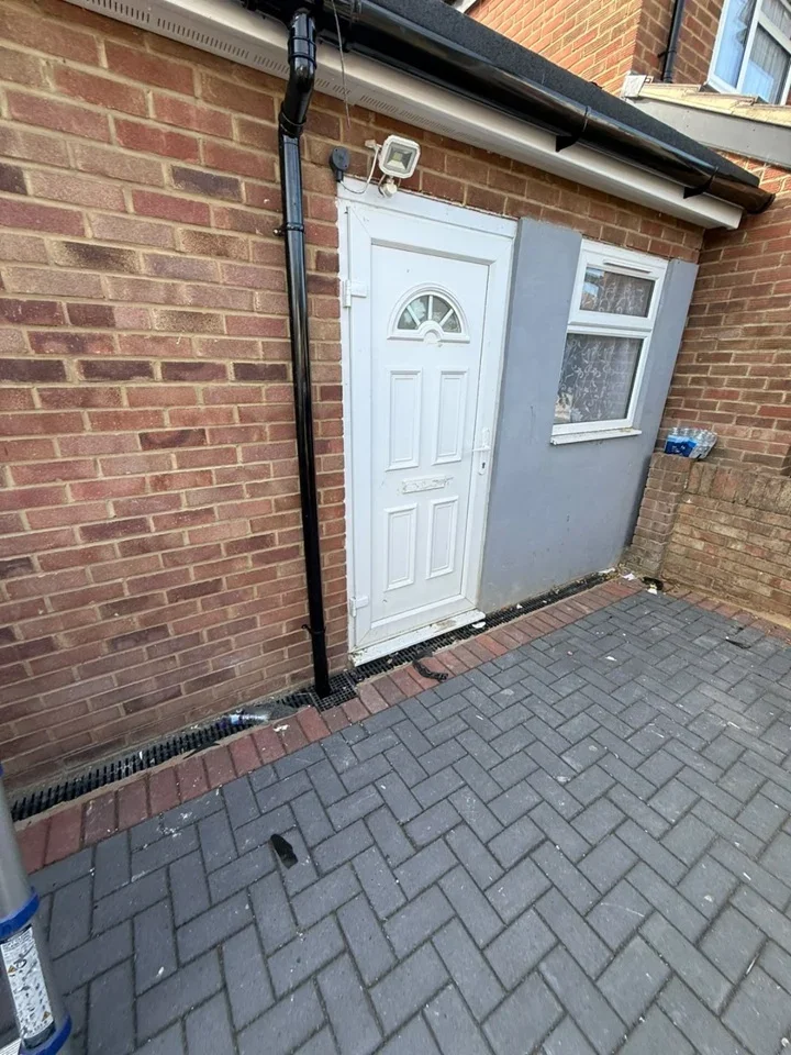 Flat Stoneleigh Avenue in Greater London