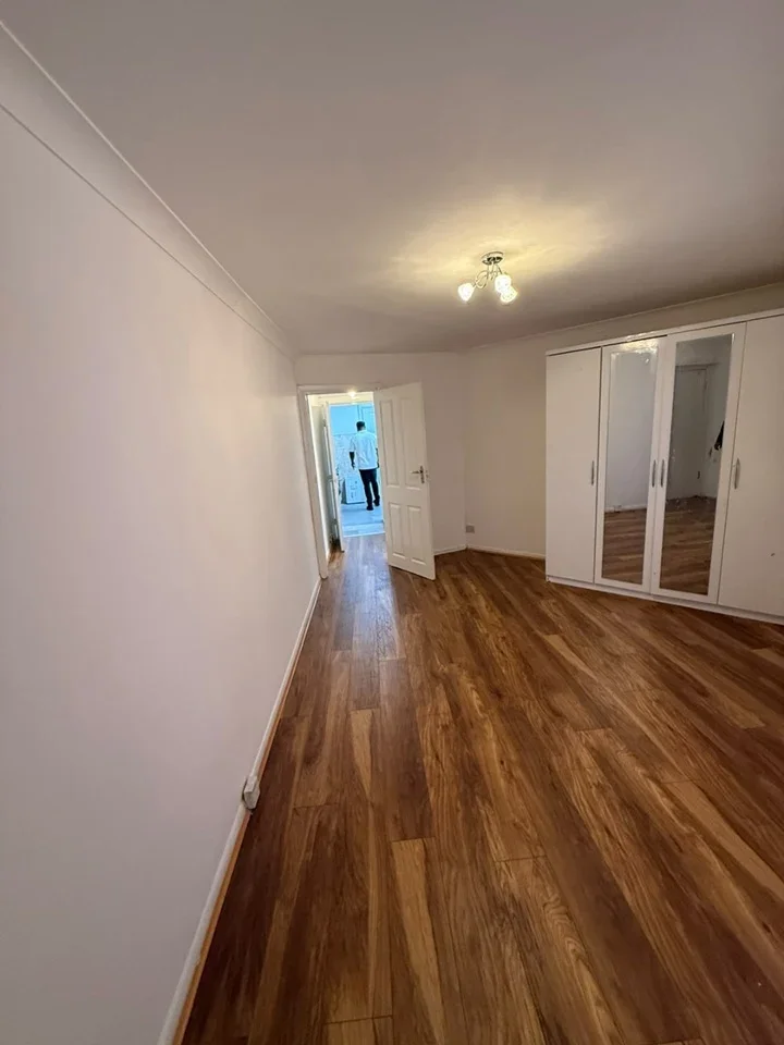 Flat Stoneleigh Avenue in Greater London