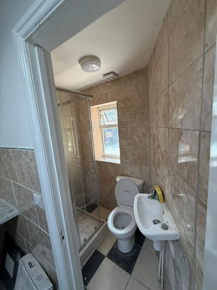 Flat Stoneleigh Avenue in Greater London