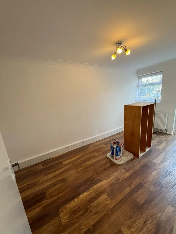 Flat Stoneleigh Avenue in Greater London