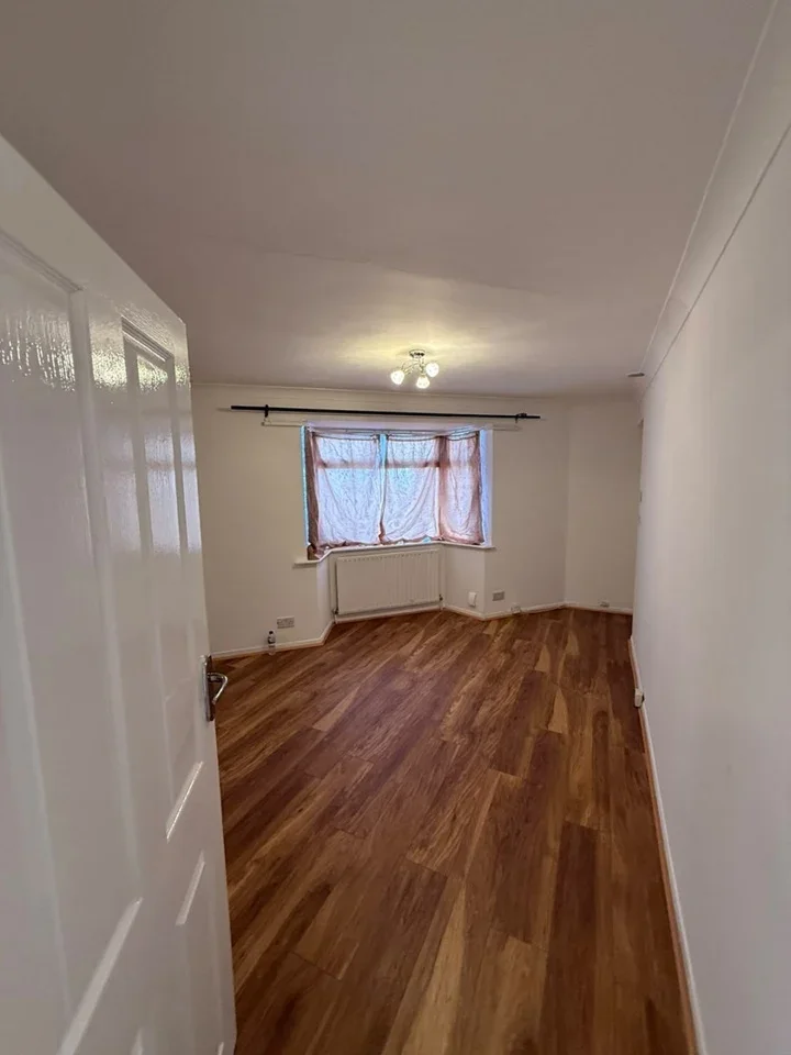 Flat Stoneleigh Avenue in Greater London