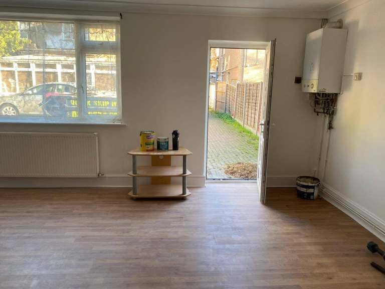 Flat Sheepcote Road in Greater London