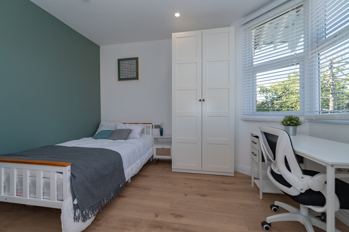 Room Meadow Road in Greater London
