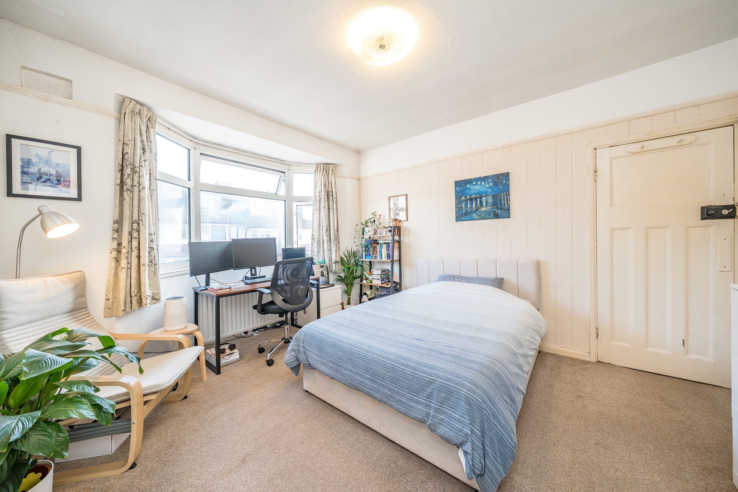 Flat Blakenham Road in Greater London