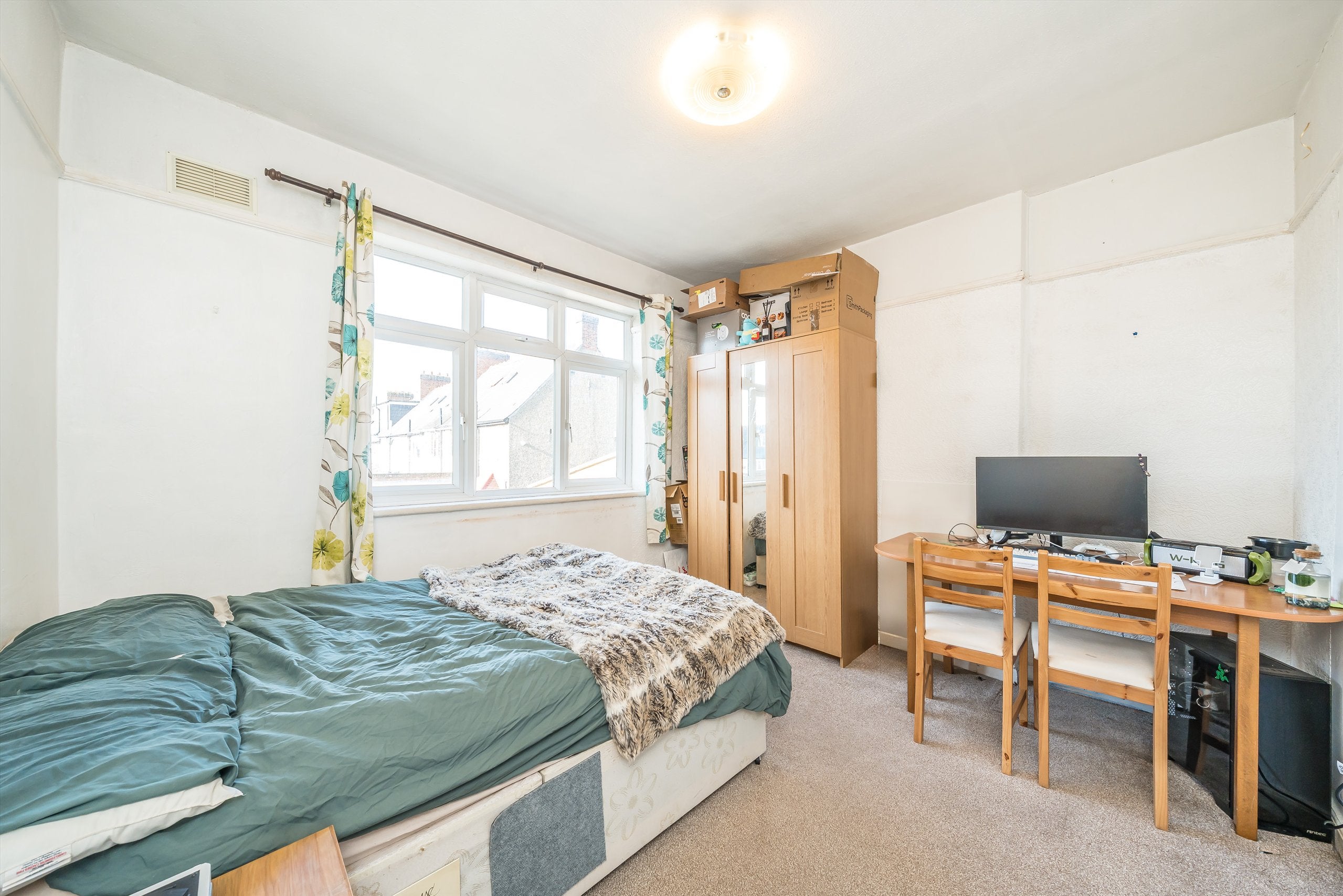 Flat Blakenham Road in Greater London
