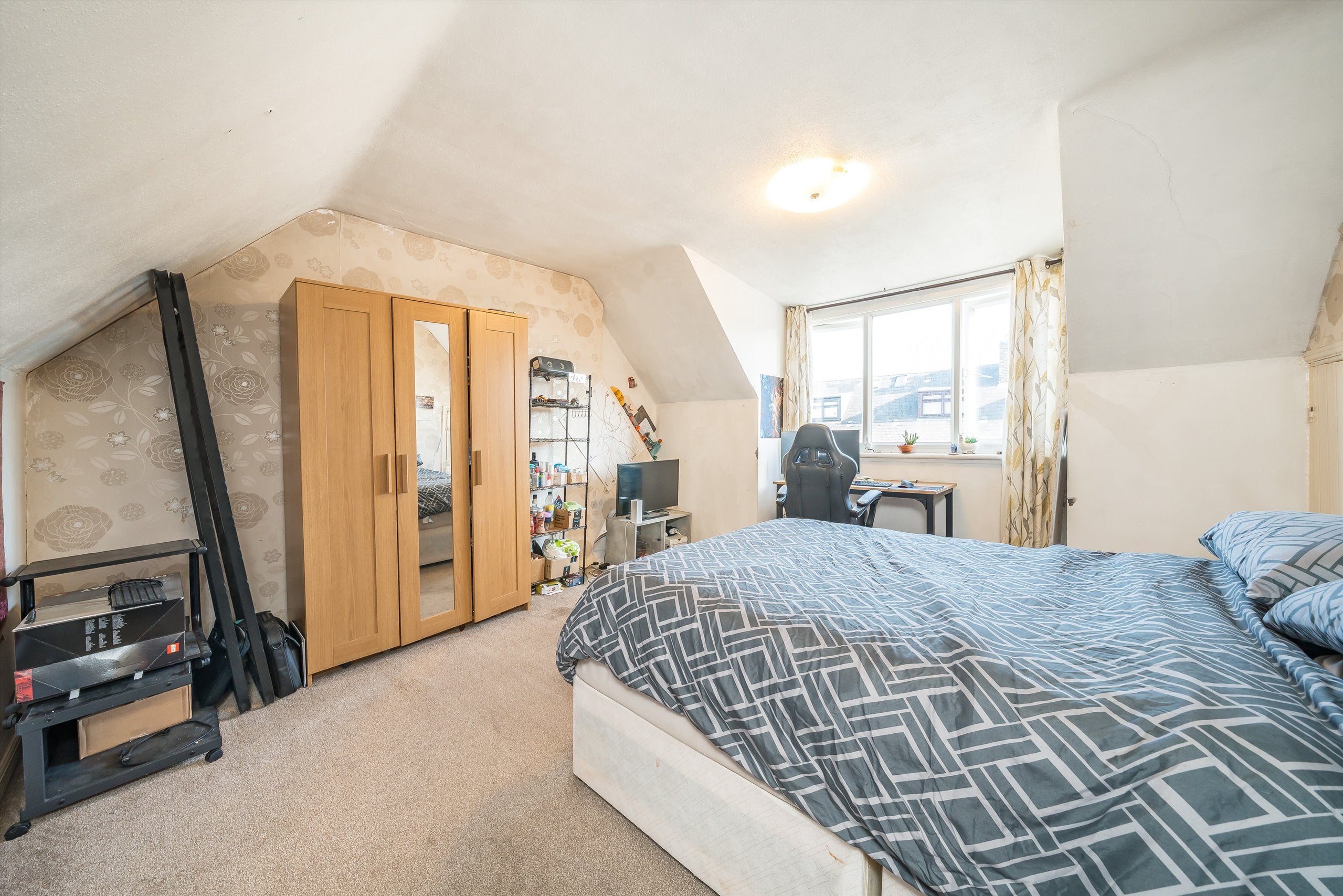 Flat Blakenham Road in Greater London