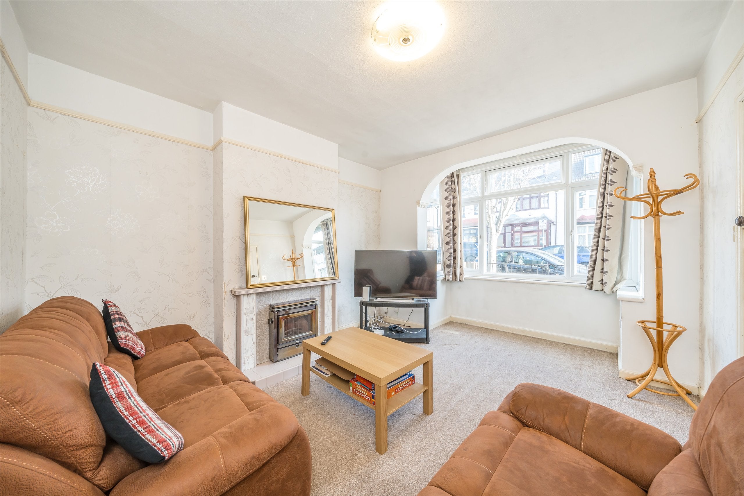 Flat Blakenham Road in Greater London