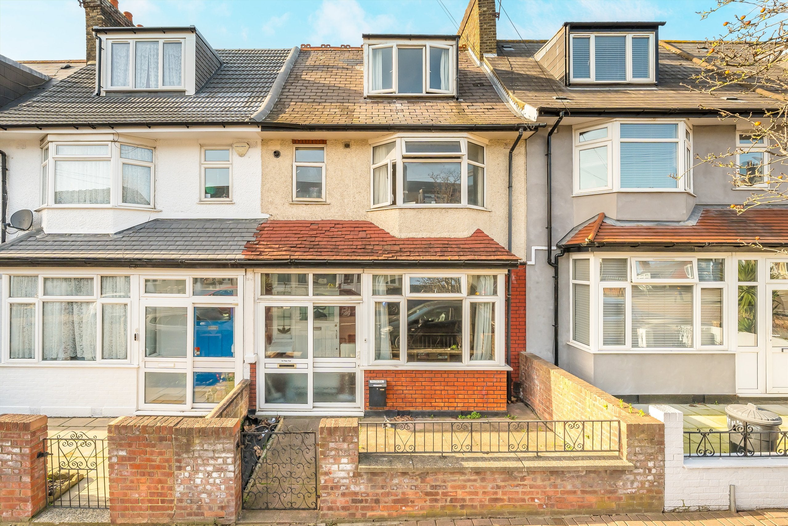 Flat Blakenham Road in Greater London