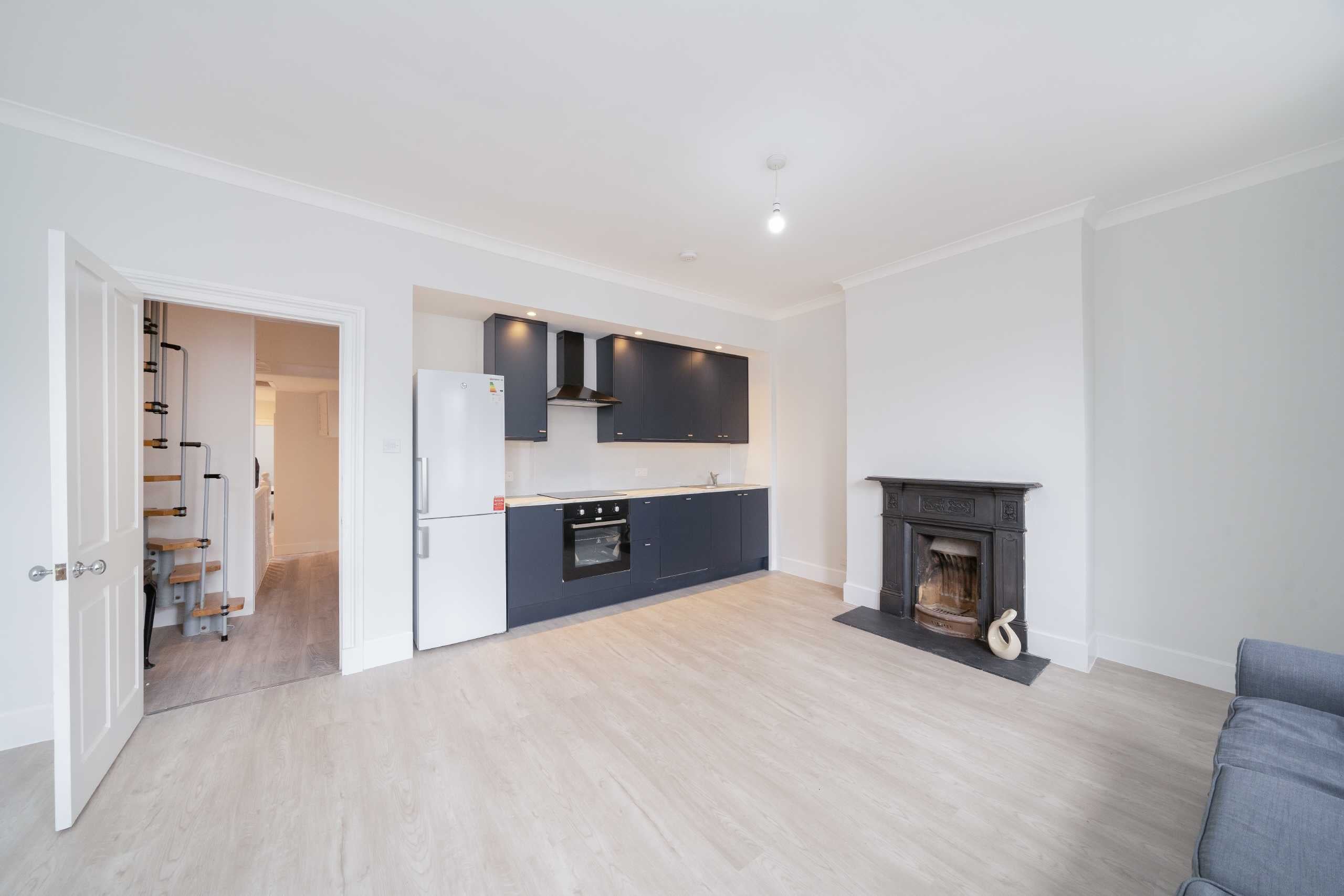 Flat Larch Road in Greater London
