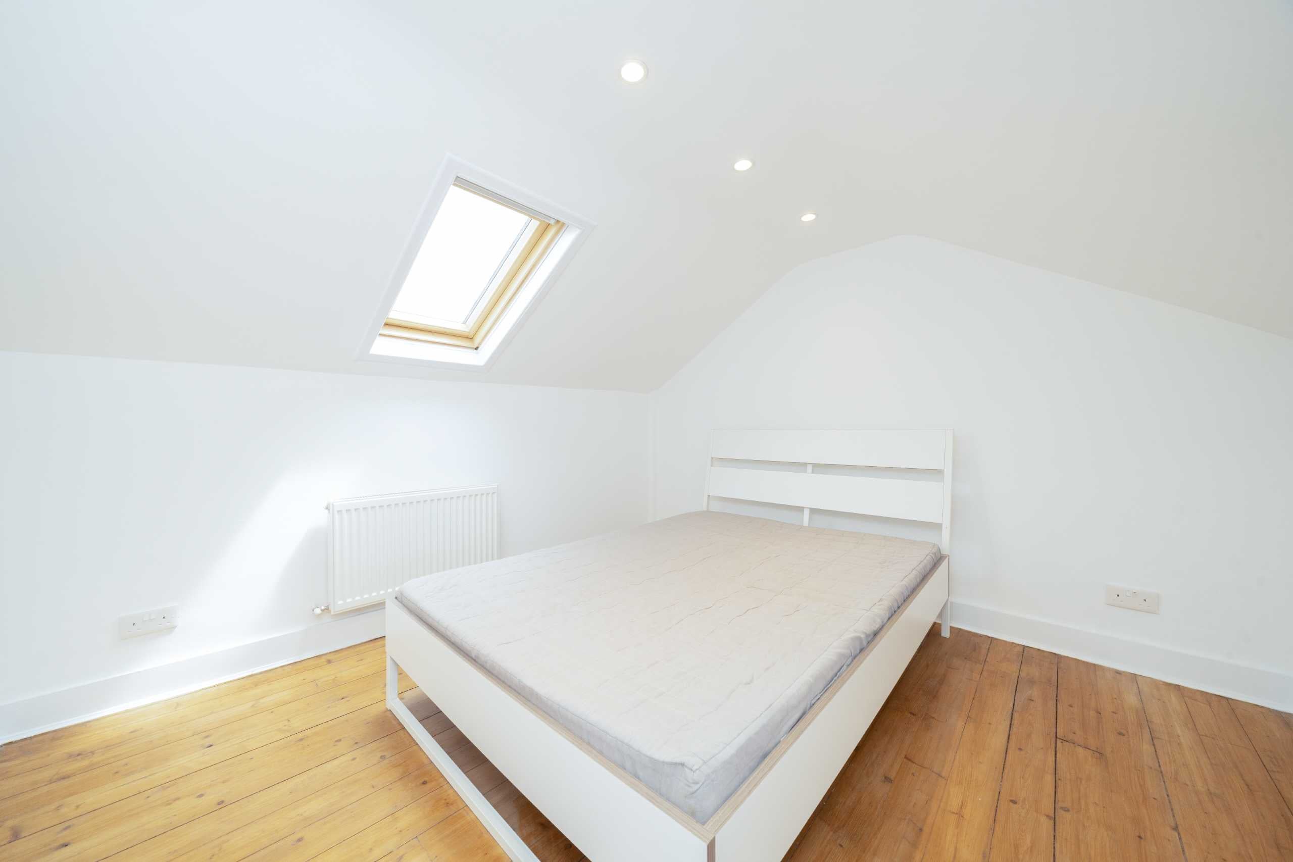 Flat Larch Road in Greater London