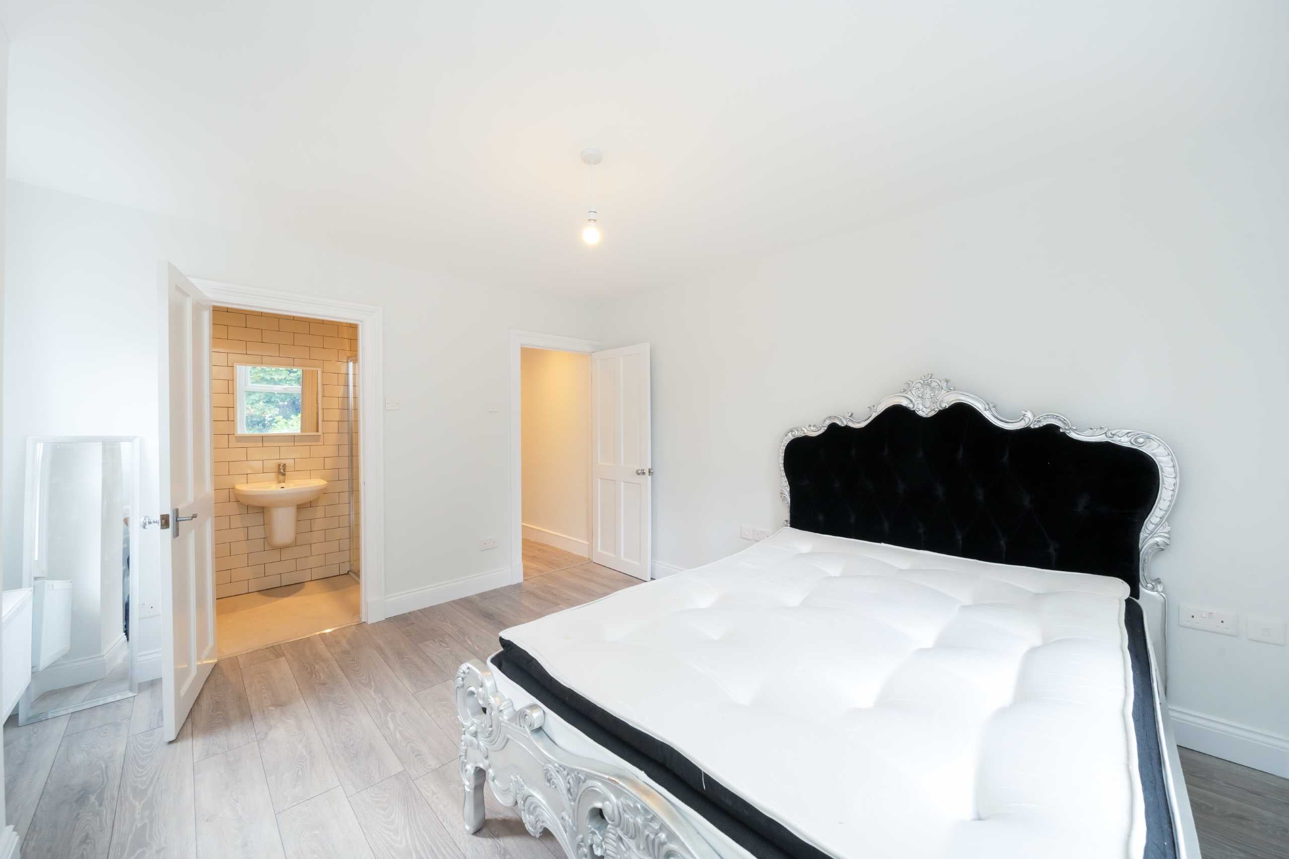 Flat Larch Road in Greater London