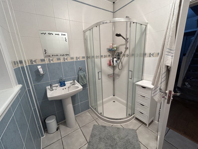 Room North Bank Road in Prestonpans