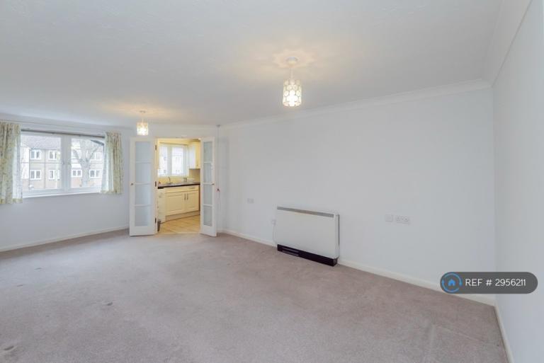 Flat Upper Gordon Road in Surrey Heath