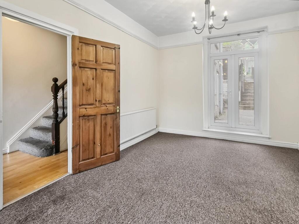 Flat Freeholdland Road in Pontypool