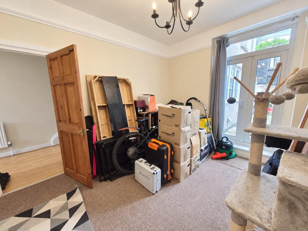 Flat Freeholdland Road in Pontypool
