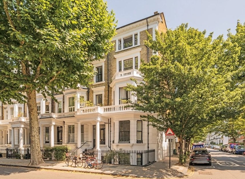 Flat Marloes Road in Greater London