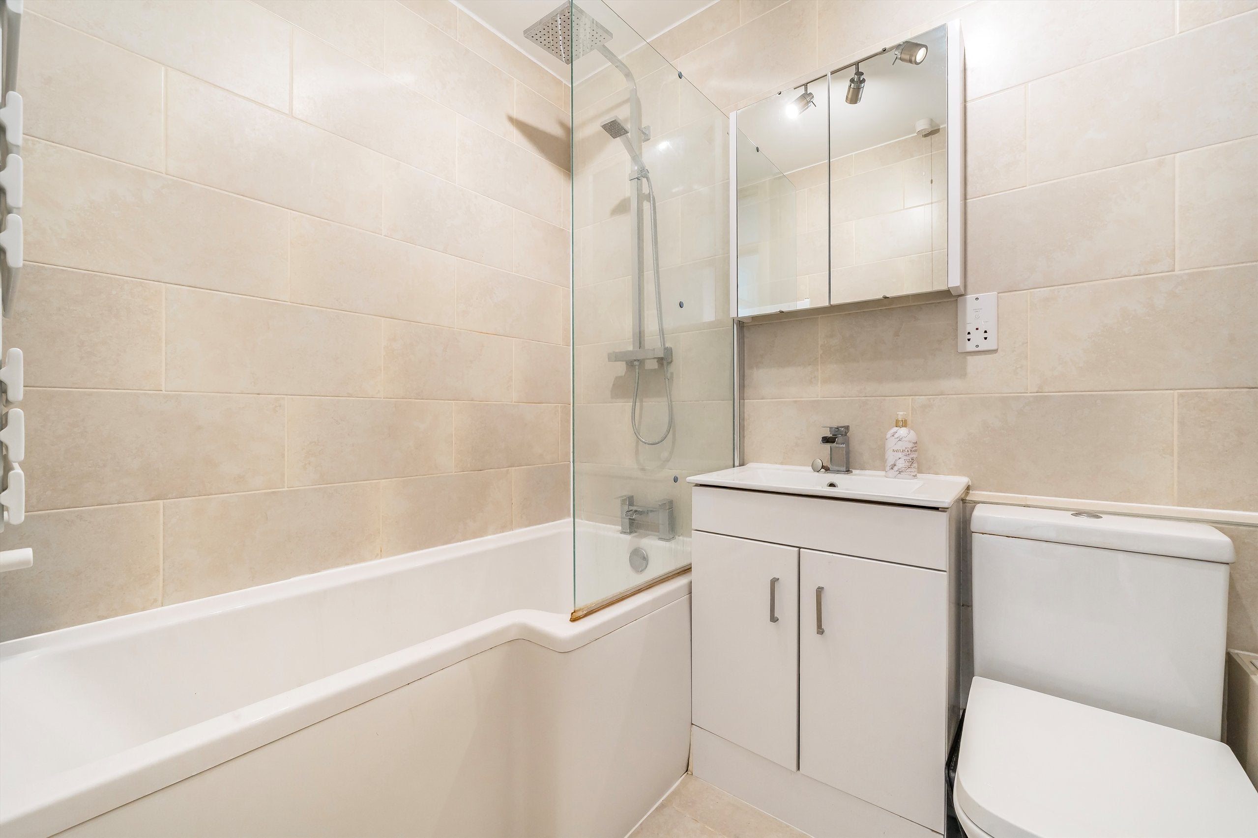 Flat Upper Ground in Greater London