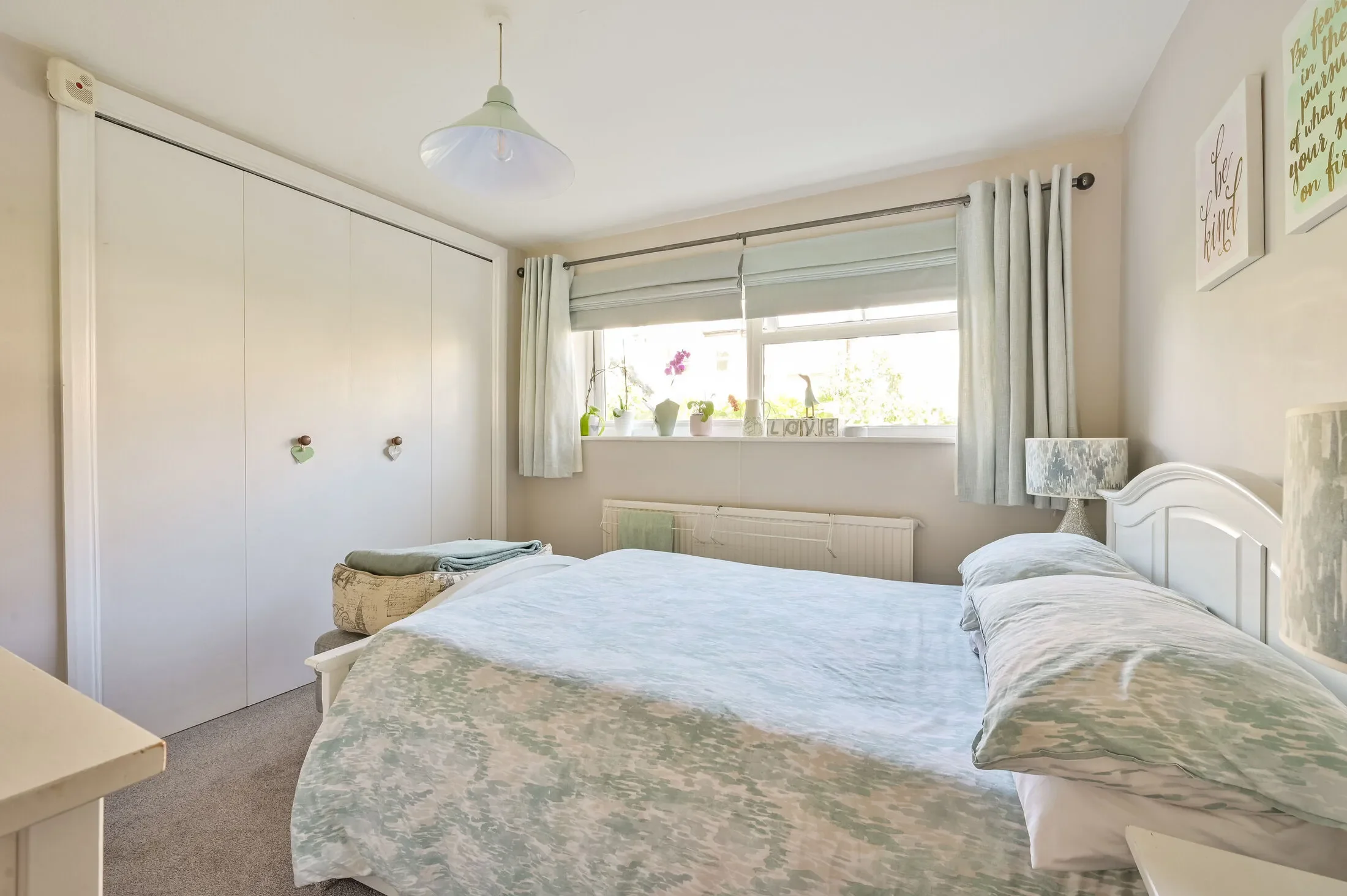 Flat Haydon Park Road in Greater London