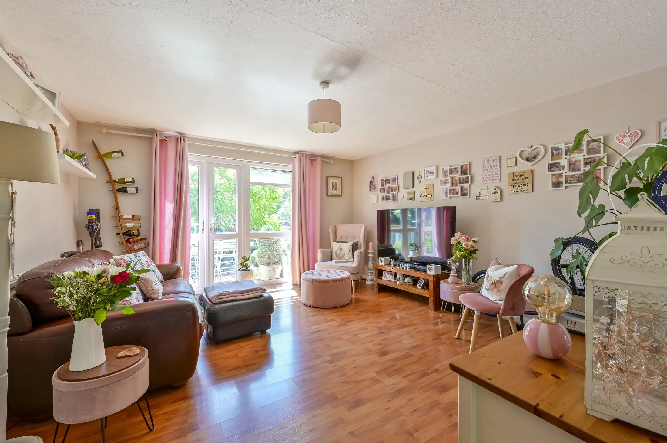 Flat Haydon Park Road in Greater London