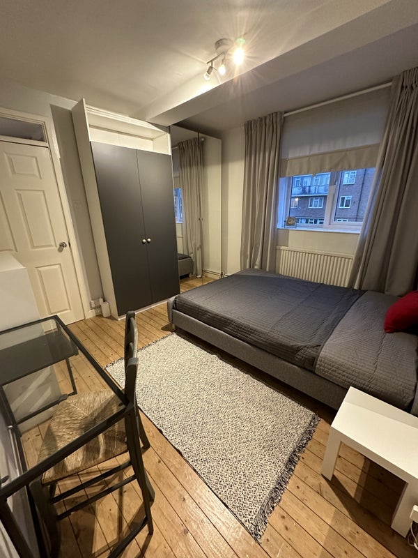 Flat Trelawney Estate in Greater London