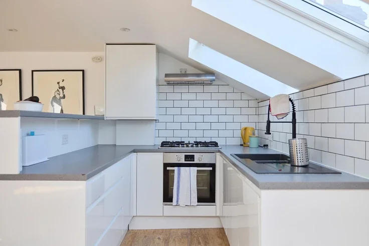 Flat Meeting House Lane in Greater London