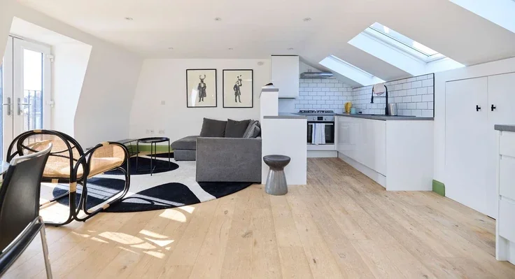Flat Meeting House Lane in Greater London