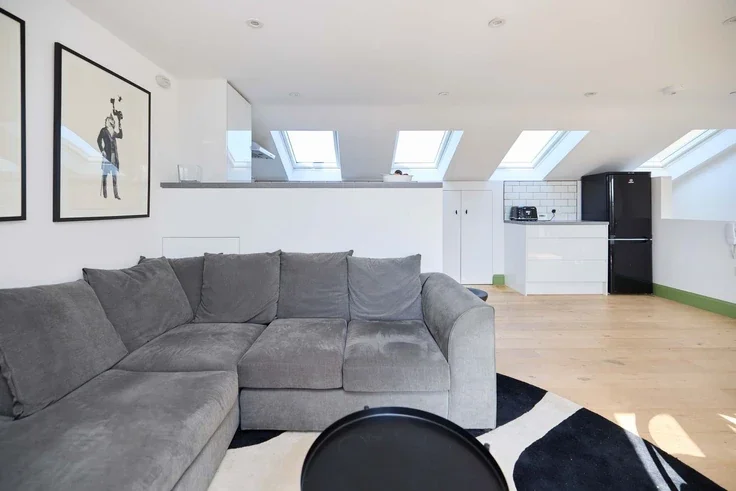 Flat Meeting House Lane in Greater London