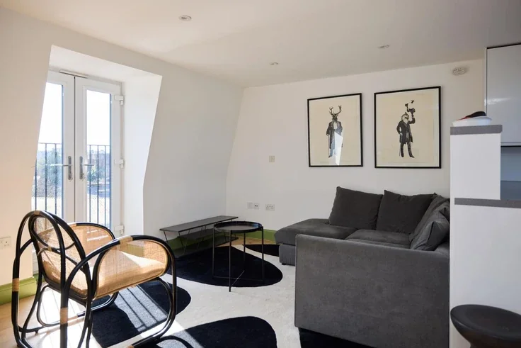 Flat Meeting House Lane in Greater London