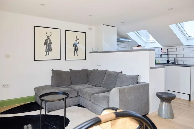 Flat Meeting House Lane in Greater London