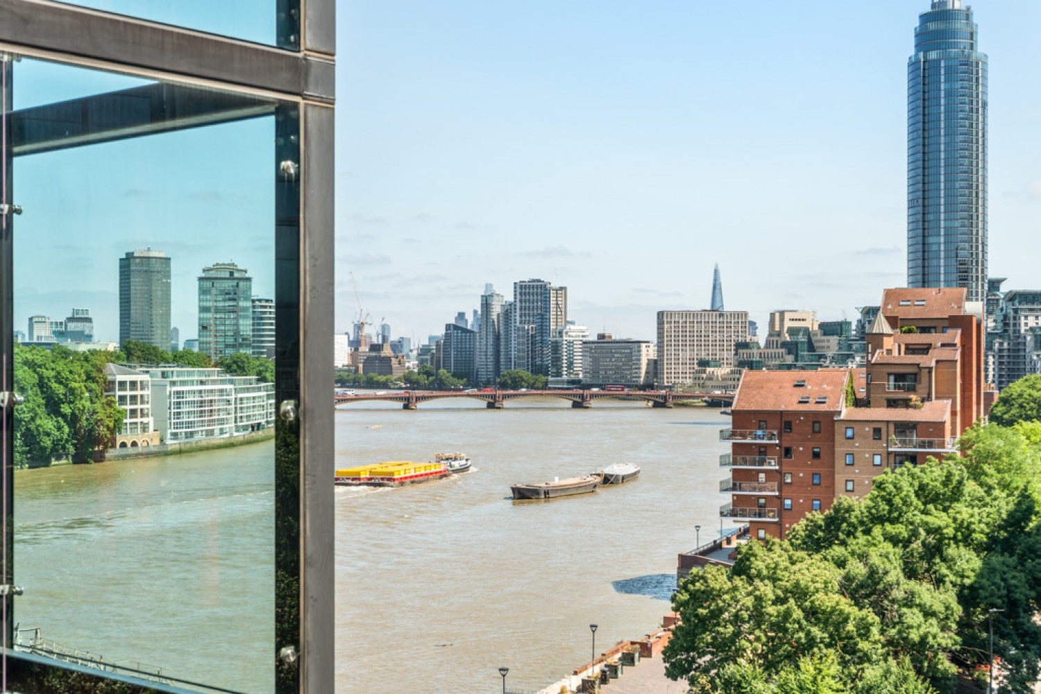 Flat Nine Elms Lane in Greater London