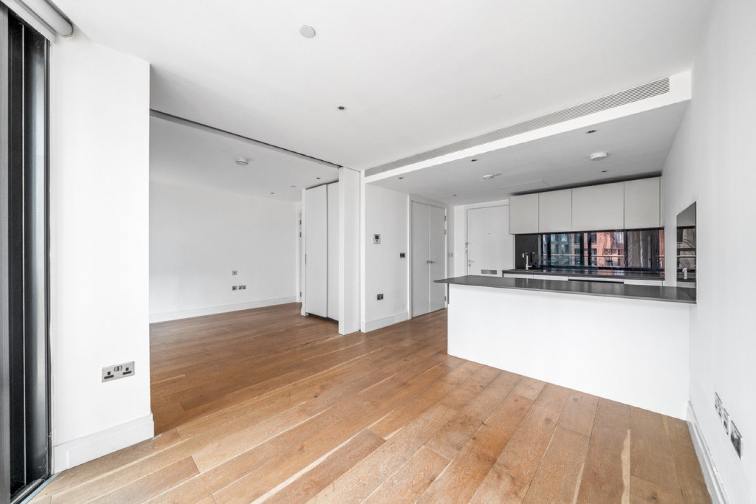 Flat Nine Elms Lane in Greater London