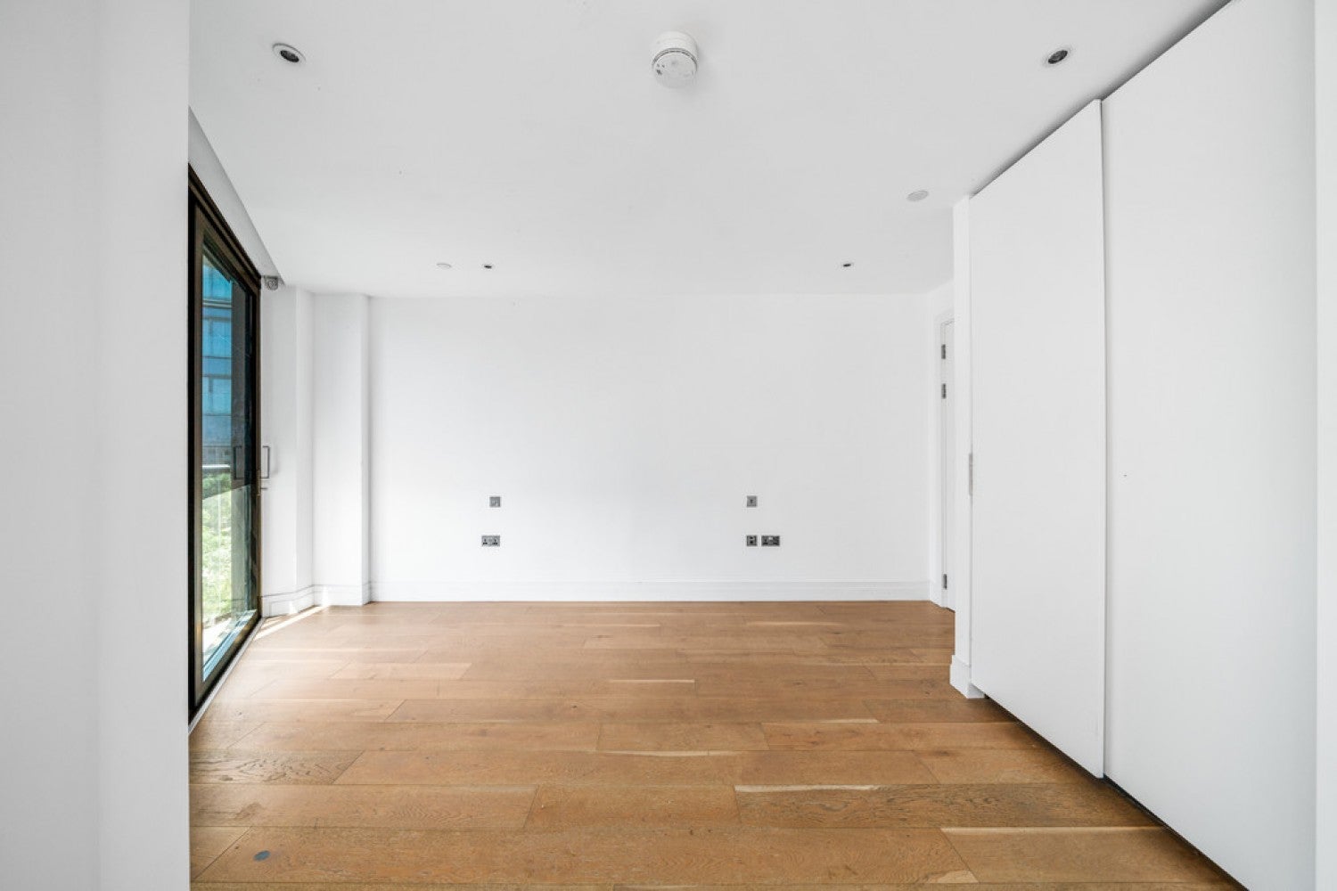 Flat Nine Elms Lane in Greater London