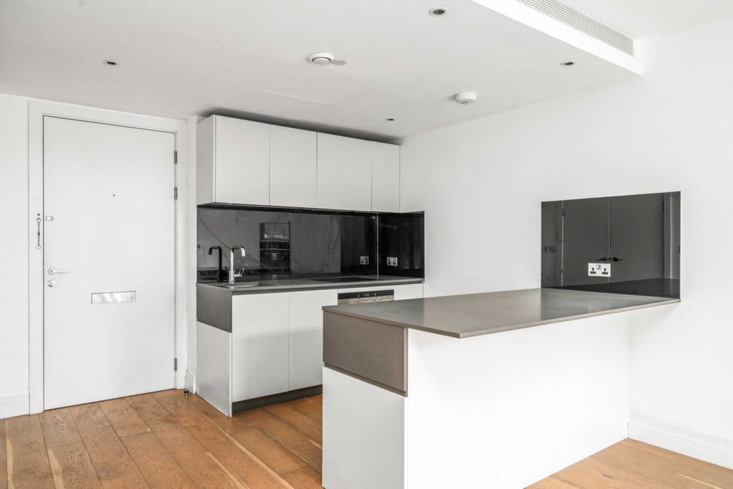 Flat Nine Elms Lane in Greater London
