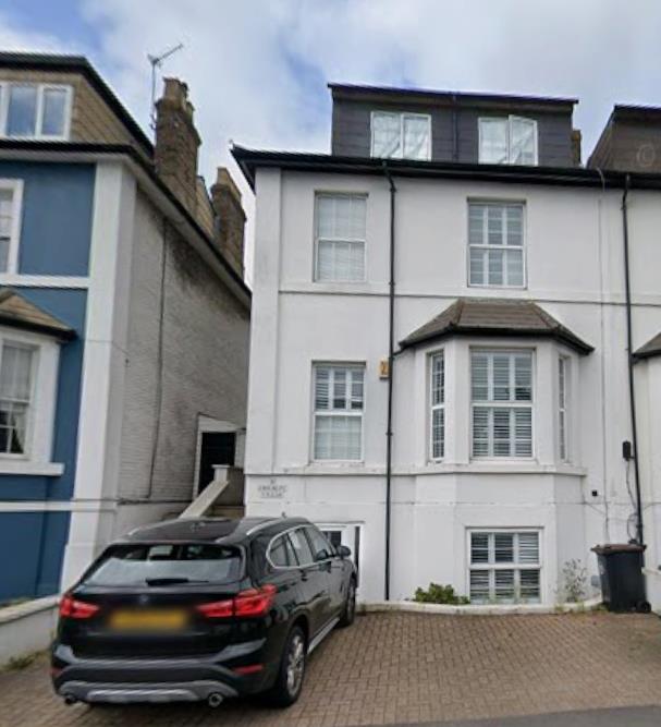 Flat Portsmouth Road in Elmbridge