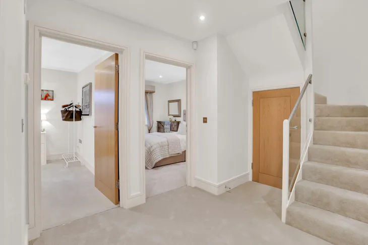Flat Wayneflete Place in Elmbridge