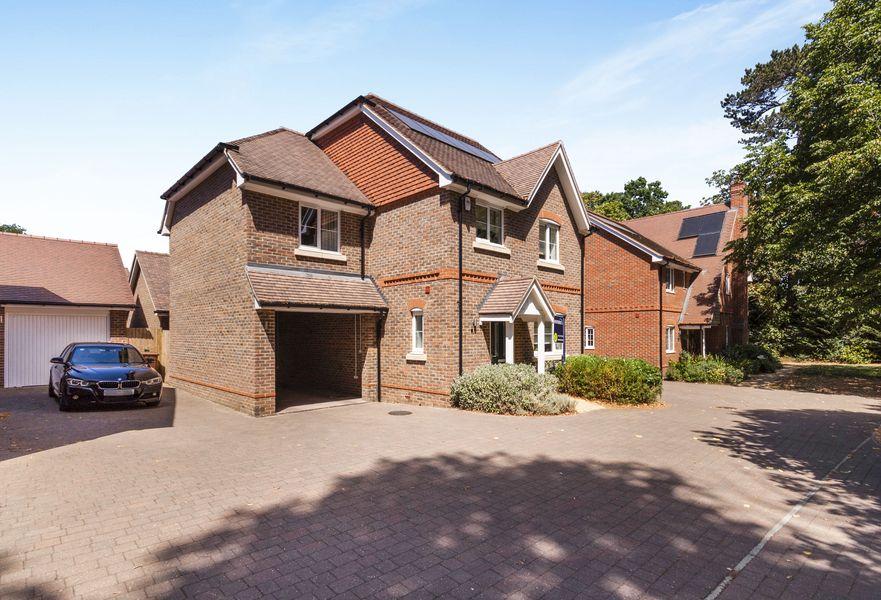House Phillips Close in Woodley